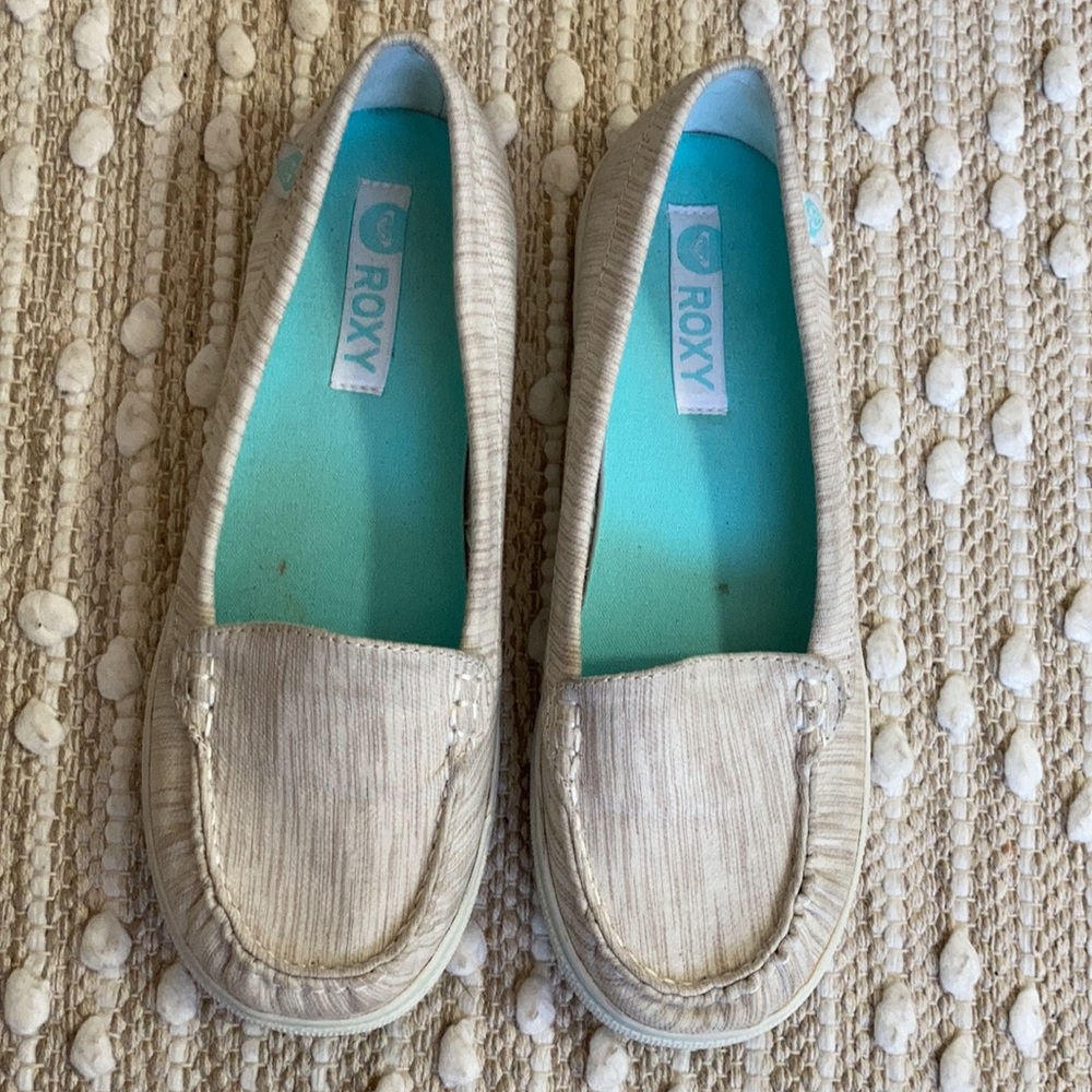 Roxy “Pixie Love II” beige loafers size 8